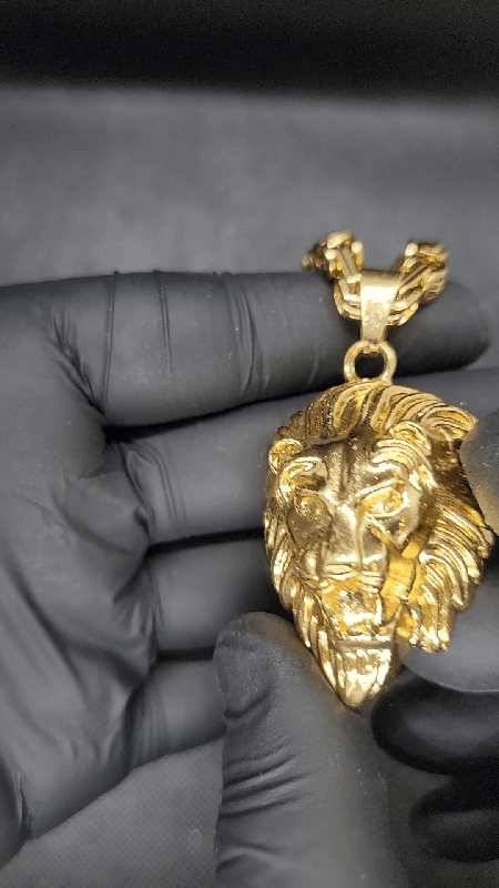 King style with lion pedant