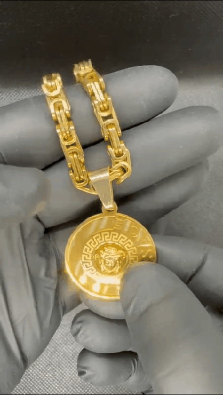 King necklace Versace pedant